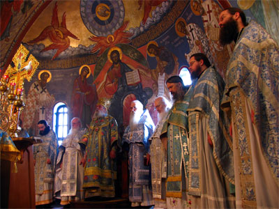 Слева направо: иеромонах Дионисий (Сербская Православная Церковь), протоиерей Всеволод Дробот, Высокопреосвященнейший Митрополит Лавр, архимандрит Георгий (Шейфер), протоиерей Гавриил Кин, игумен Иоанн, иеромонах Евтихий и иерей Даниил Маршал. Фото: ипод. Н.О.